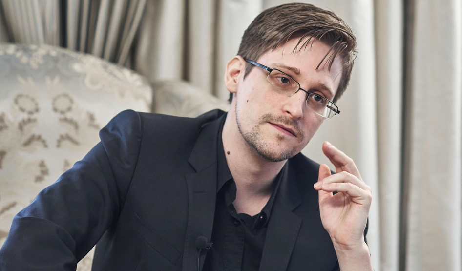 Эдварду Сноудену выдали российский паспорт