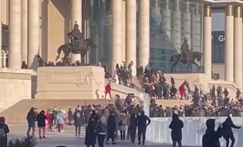 В Монголии протестующие ворвались в здание правительства — видео