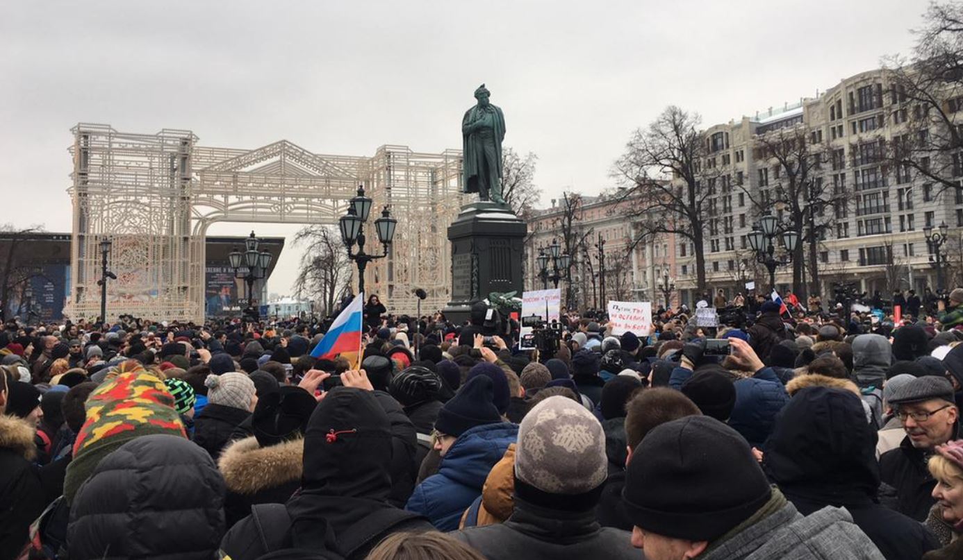 В России запретили проводить митинги и пикеты возле зданий госорганов