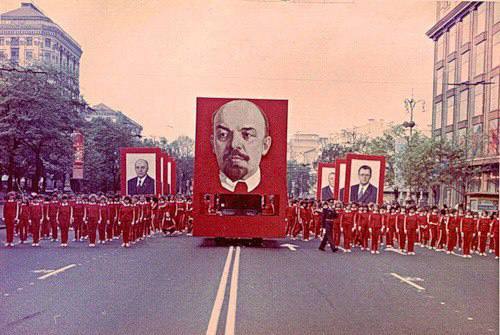 Chernobil halokatidan besh kun keyin Kiyevda sodir bo'lgan 1-may namoyishlari. 1986-yil<br>