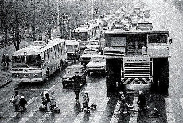 Minskda bolalar va BeIAZ avtomobili. 1980-yil<br>