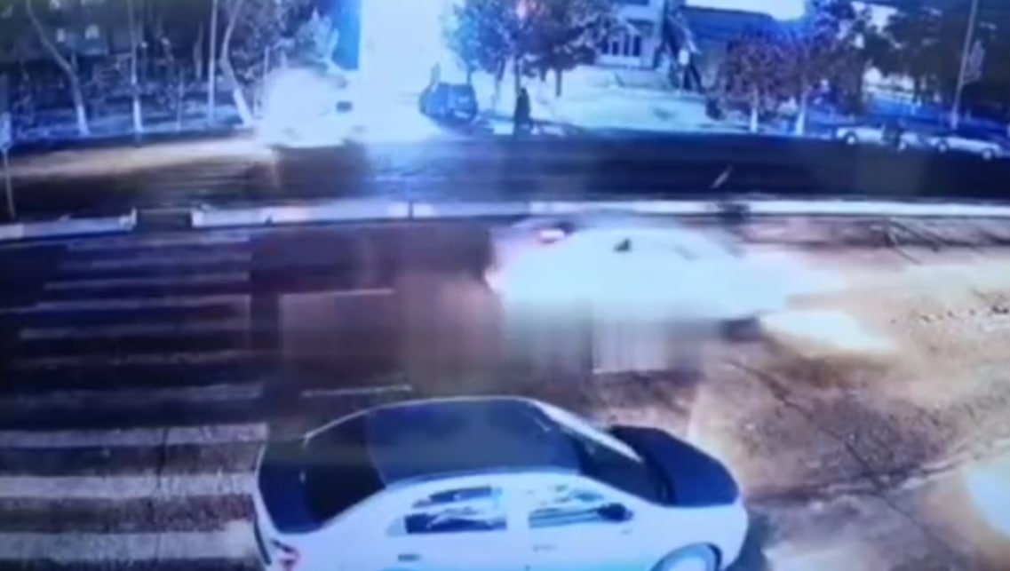 В Карши водитель сбил школьницу и уехал с места аварии — видео