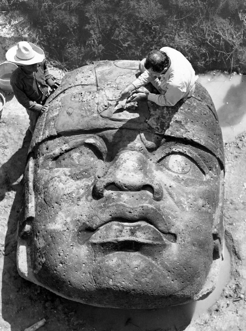 Meksikadan topilgan Gigant Olmec boshi. 1946-yil<br>