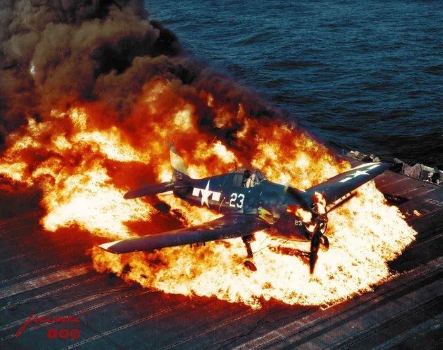 Yonayotgan Grumman F6F Hellcat. 1945-yil 25-fevral<br>