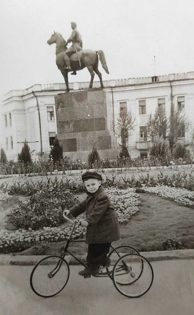 Toshkent shahrida joylashgan Frunze haykali. 1958-1960-yillar<br>