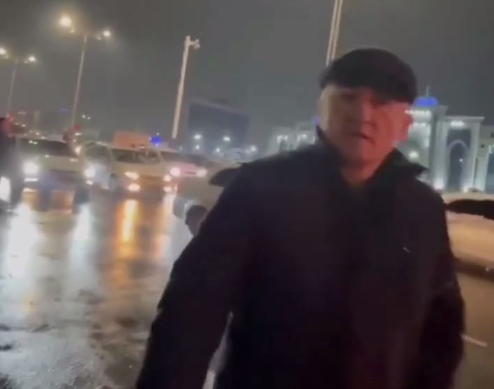 В Ташкенте озабоченный мужчина приставал к девушке на остановке — видео