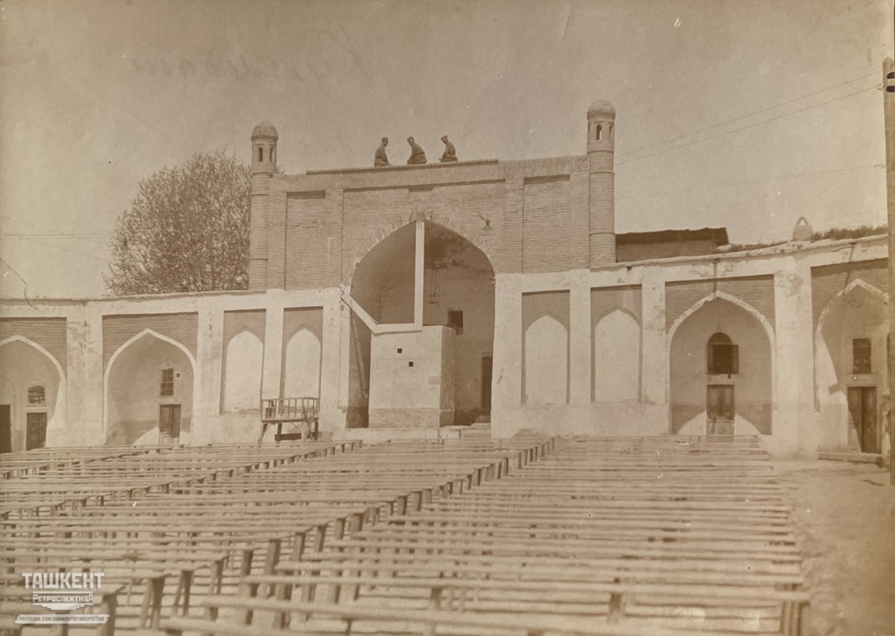 Toshkent shahrida joylashgan Ko'kaldosh maqbarasi hududidagi yozgi kinoteatr. 1937-1940-yillar<br>