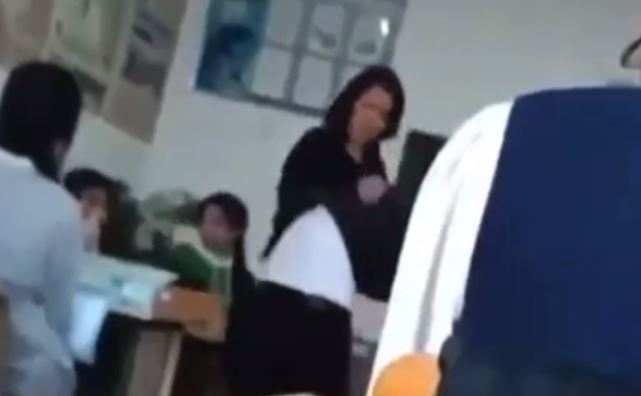 В Самарканде учительница избила школьника во время урока — видео