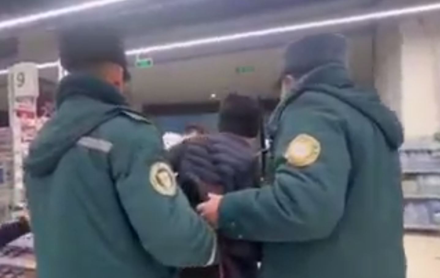 В Ташкенте сотрудники ОВД грубо скрутили подростка в магазине — видео