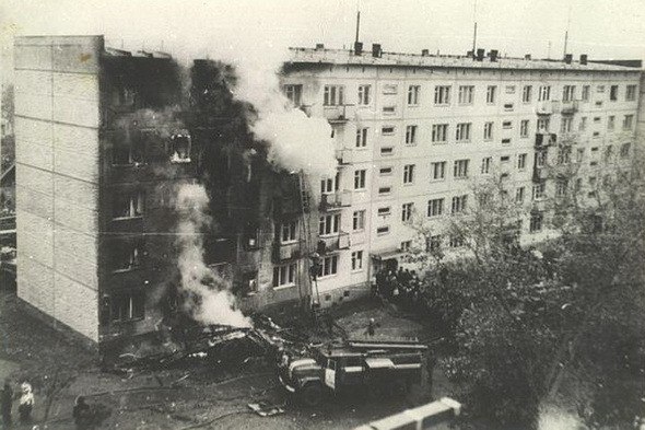 1976-yilda uchuvchi sobiq turmush o'rtog'ining joniga qasd qilish maqsadida samolyot bilan u yashagan xonadonga borib urgan. Oqibatda uchuvchidan tashqari yana besh kishi halok bo'lgan, lekin bu vaqtda uning turmush xotini uyda bo'lmagan<br>