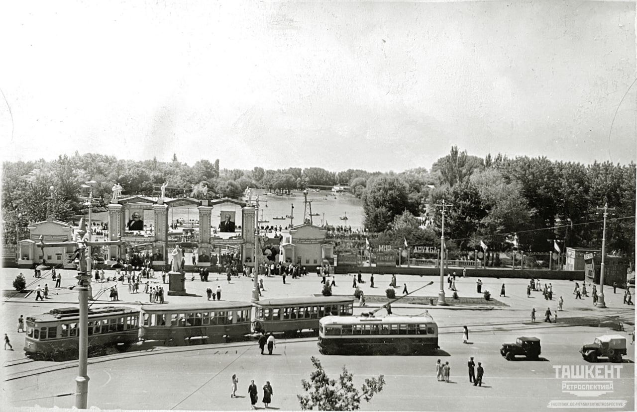 1950-yillarda Toshkent shahrining markaziy maydonlaridan birining ko'rinishi