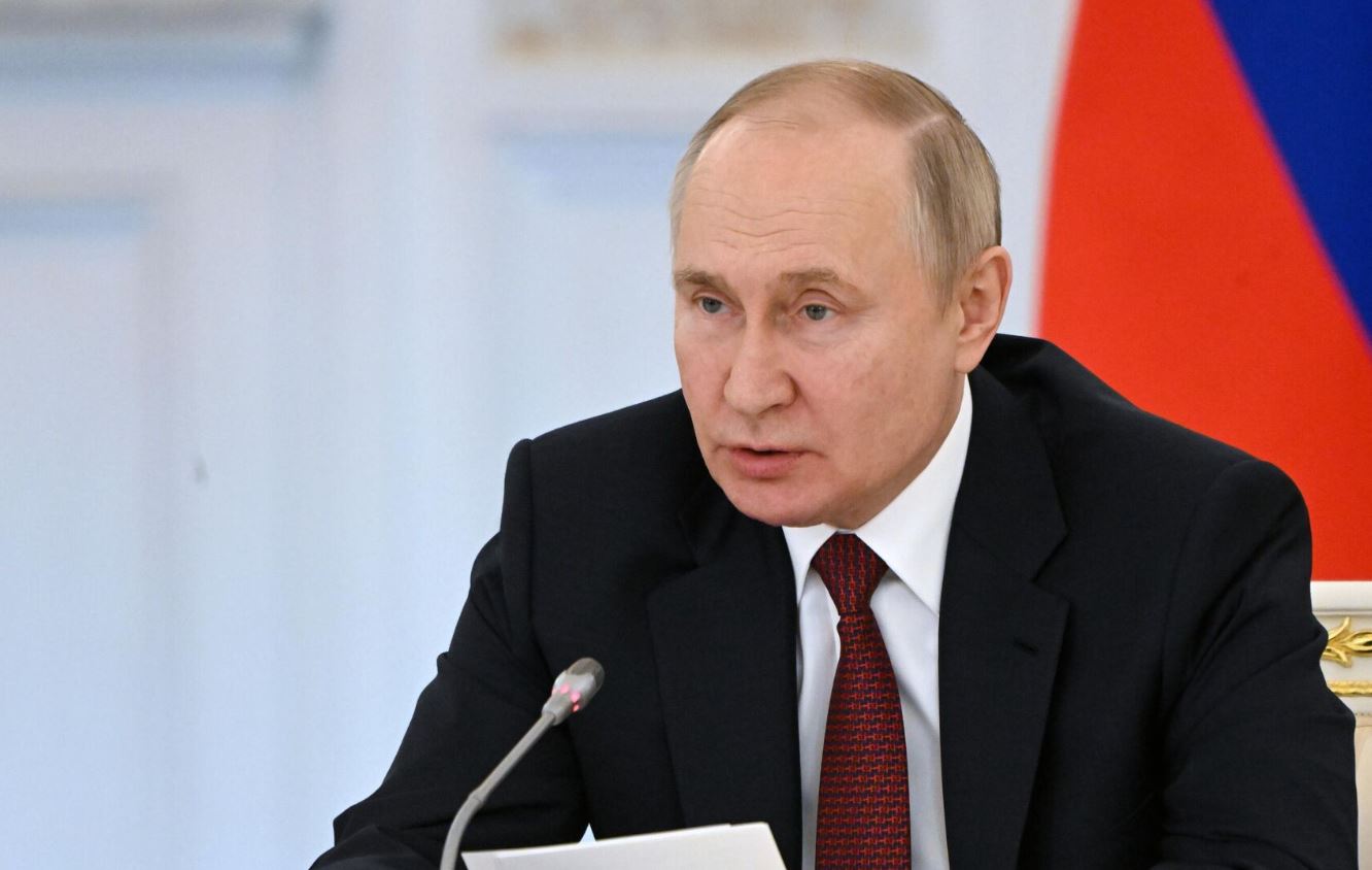 Питерский депутат попросил завести уголовное дело на Путина из-за слова «война»