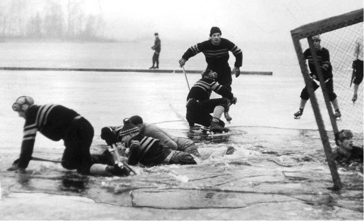 1959-yilda Shveysariyada o'tkazilgan Xokkey chempionati. Uchrashuv davomida baxtsiz hodisa sodir bo'lgani oqibatida o'yin oxiriga yetkazilmagan va voqea sodir bo'lgan vaqtgacha qaysi jamoaning qo'li baland kelgan bo'lsa shu jamoa g'olib deb topilgan<br>