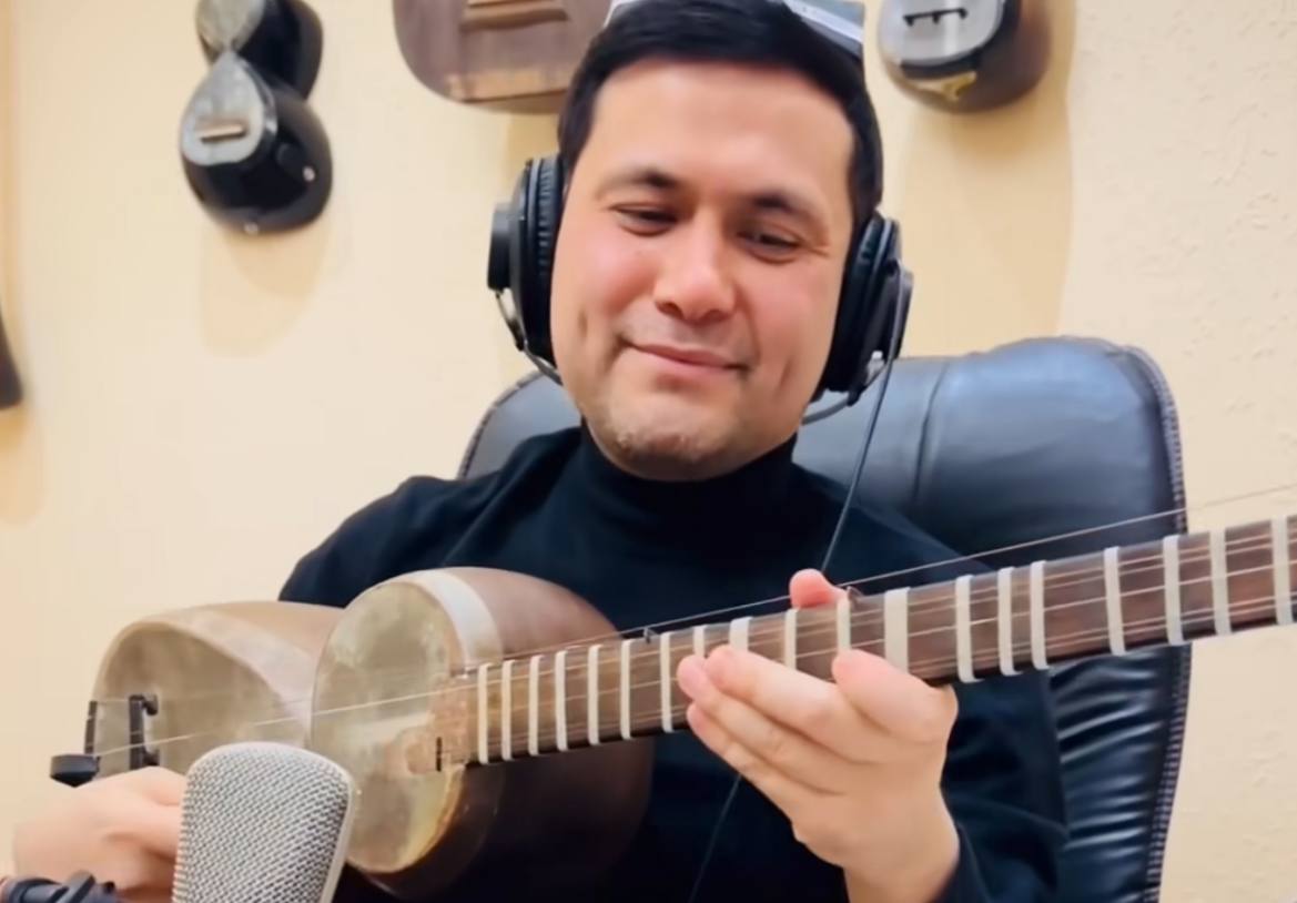 Музыкант переделал на узбекский лад песню, которую весь стадион пел на ЧМ-2022 — видео