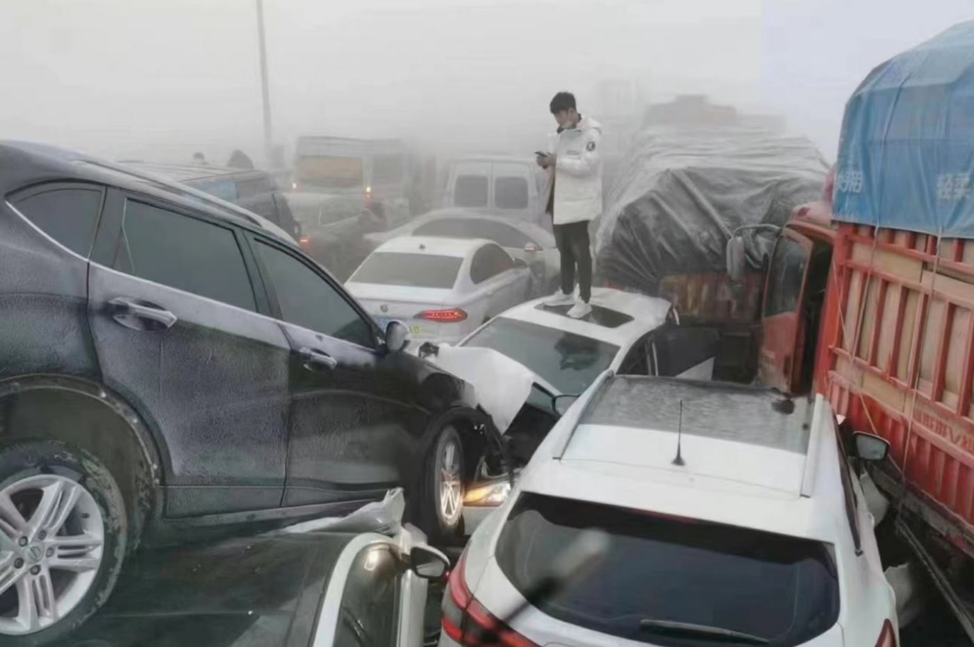 В Китае из-за сильного тумана произошло ДТП с участием 200 машин — видео