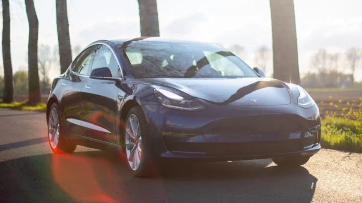 Водитель Tesla придумал способ увеличения дальности хода