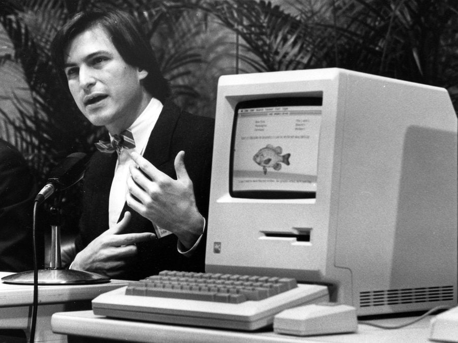 1984-yilda Stiv Jobs tomonidan foydalanuvchi grafik interfeysidan foydalanadigan va Mac OS operatsion tizimida ishlaydigan birinchi shaxsiy kompyuter bo‘lgan Macintosh’ni taqdim etilish jarayoni