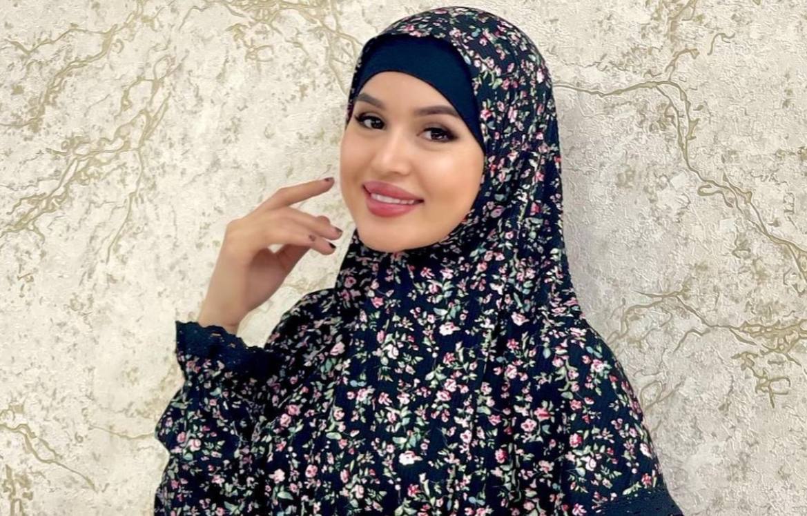Надевшая хиджаб Норматова оправдалась за красный лак на ее ногтях – видео