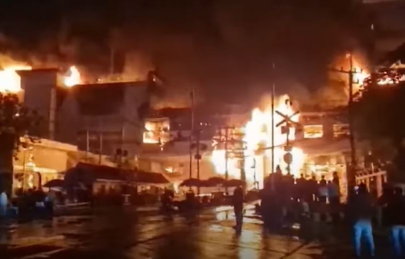 В Камбодже загорелось казино в отеле, погибли 30 человек — видео