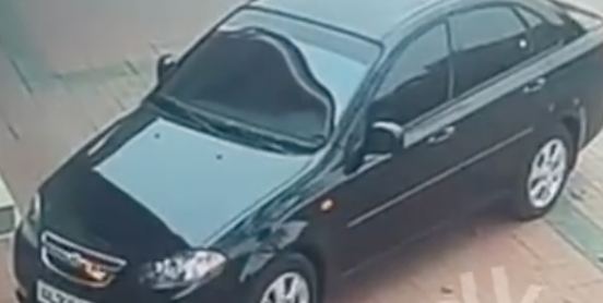 В Узбекистане дети сожгли автомобиль с помощью пиротехники – видео
