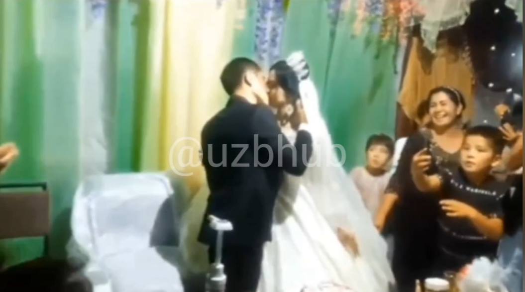 В Узбекистане пользователи осуждают поцелуй молодоженов — видео