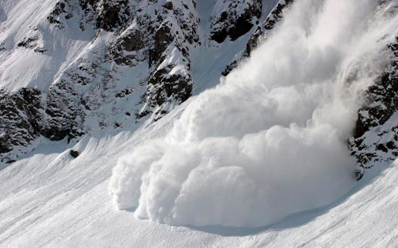 В Чимгане при сходе лавины погиб лыжник из России 