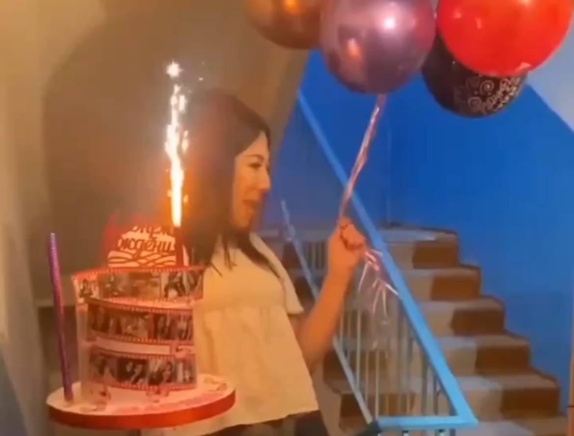 В Узбекистане девушка чуть не сгорела, поздравляя подругу с днем рождения — видео