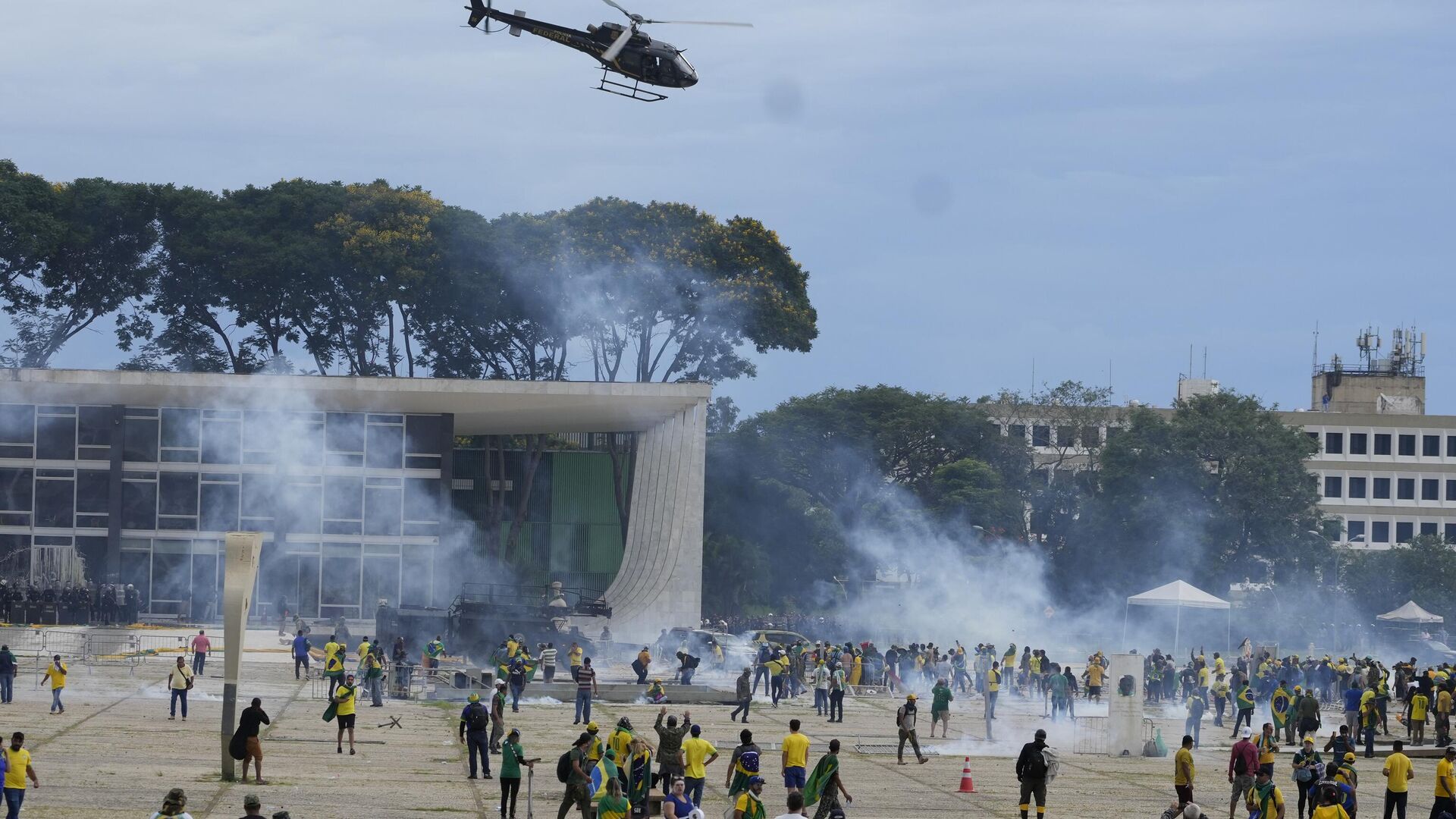Протестующие ворвались в президентский дворец и здание конгресса Бразилии — видео