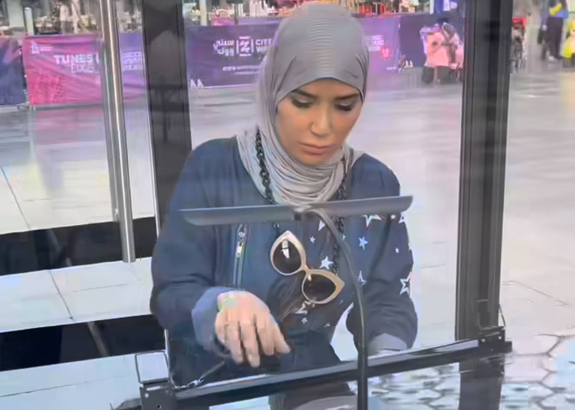 Певица Манзура сыграла на фортепиано на улице Дубая — видео