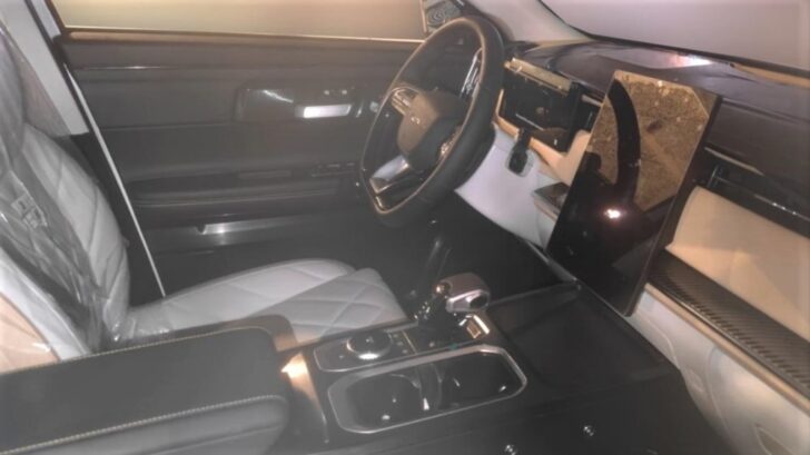 В сети появились фотографии салона нового кроссовера Chery
