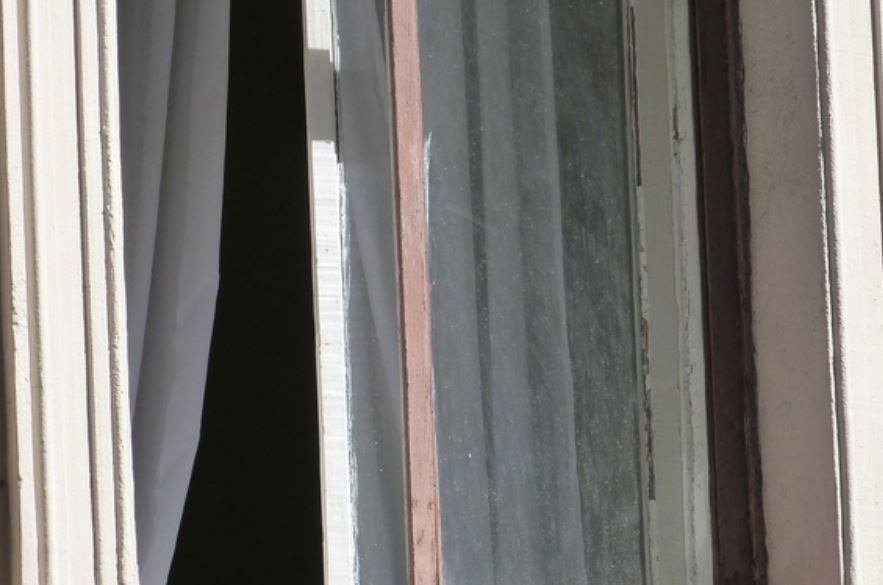 Шестилетняя дочь узбекистанцев выпала из окна квартиры в Питере