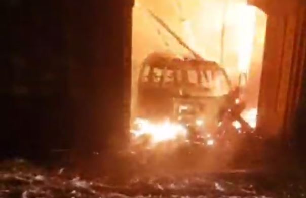В Андижане ранним утром загорелись автомобиль и жилой дом — видео