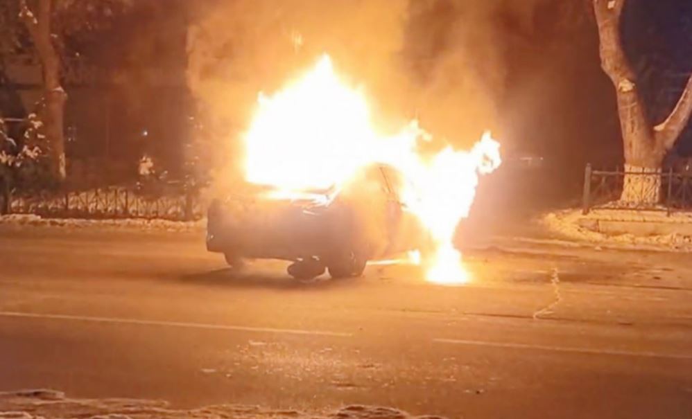 На Юнусабаде дотла сгорел автомобиль KIA — видео