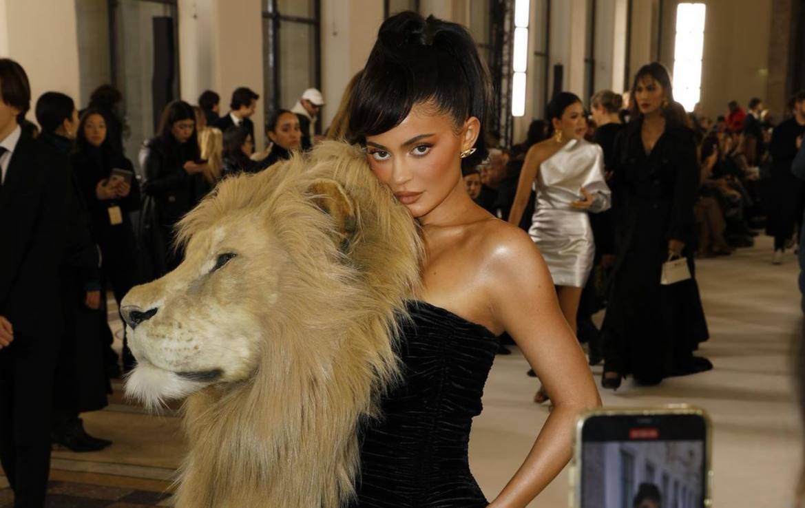Кайли Дженнер пришла на показ в платье с головой льва