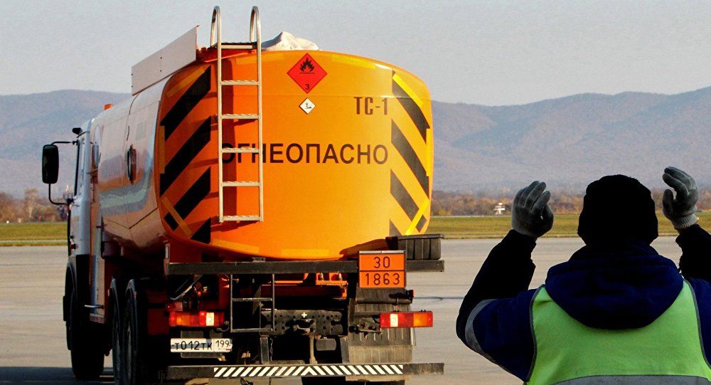 Казахстан снова запретил вывозить бензин автотранспортом