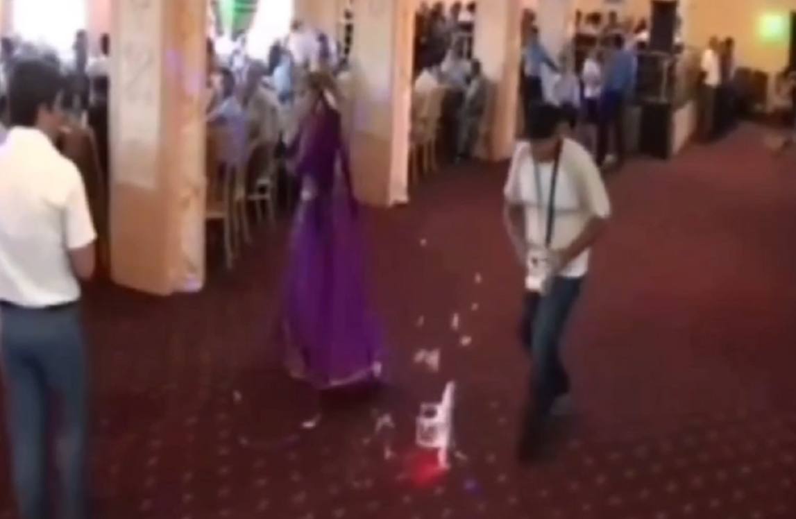 На узбекской свадьбе танцовщица чуть не получила травму 