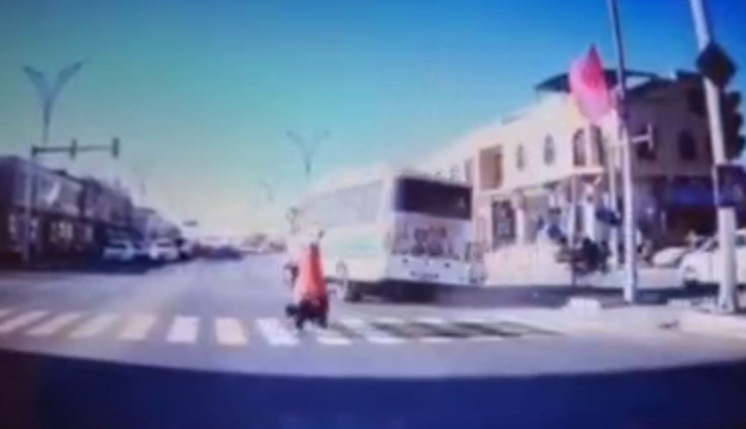 В Самарканде водитель автобуса чуть не сбил пешеходов на «зебре» — видео