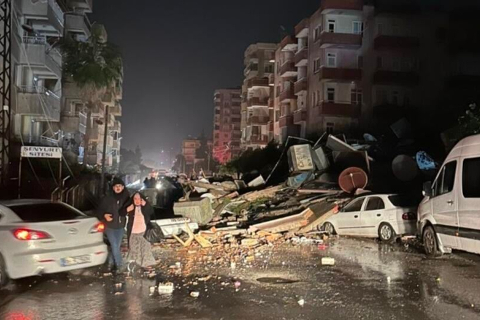 Число жертв землетрясения в Турции достигло 284 человек