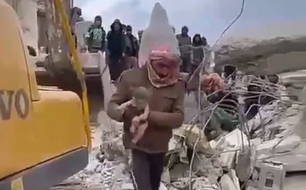 В сирийском Алеппо под завалами родился ребенок (видео)