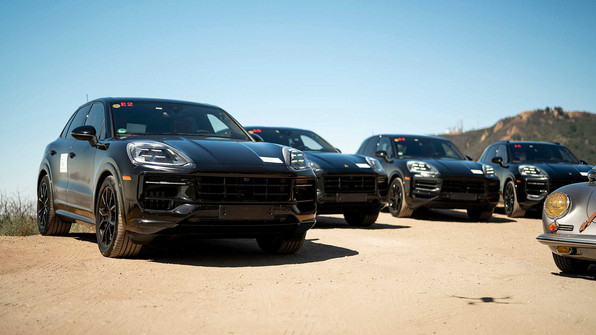 Porsche показал тизеры обновленного Cayenne