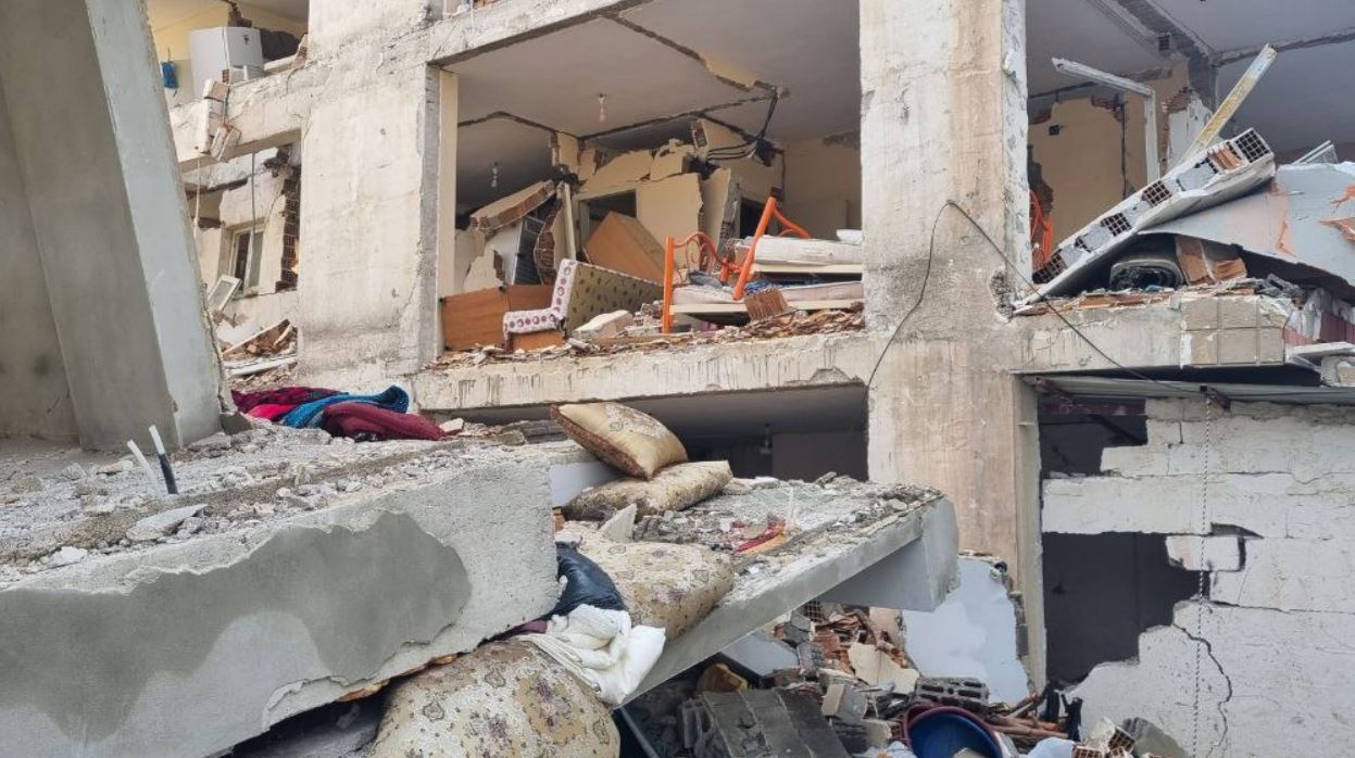 Узбекские спасатели обнаружили под завалами в Турции 11 пострадавших и 33 погибших