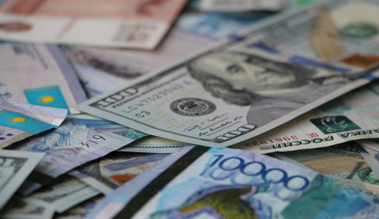 Под конец недели в Узбекистане подешевели все валюты