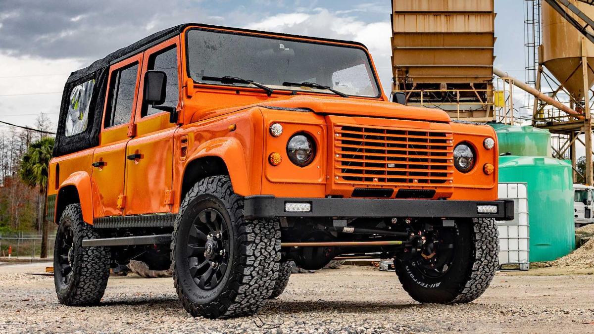 Тюнинг-ателье ECD презентовало классический Land Rover Defender с ярко оранжевым кузовом