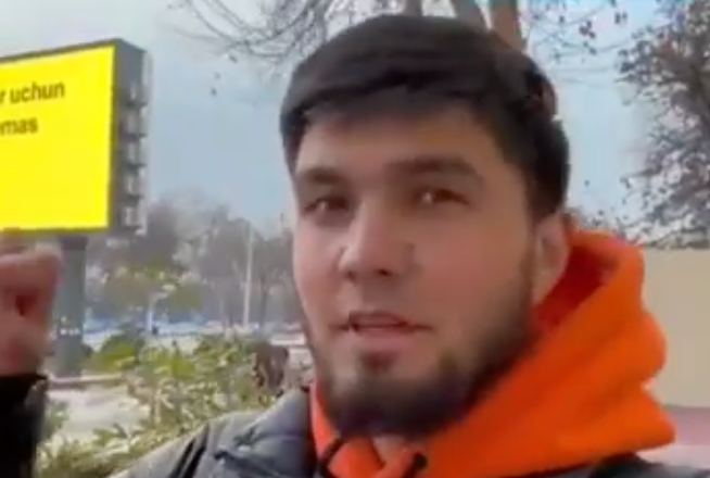 Мужчина, критиковавший снимки моделей в белье на витрине, напоказ флиртует с девушками  