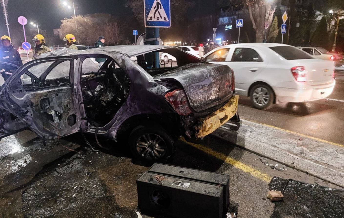В центре Ташкента произошло массовое ДТП, один из автомобилей загорелся (видео)