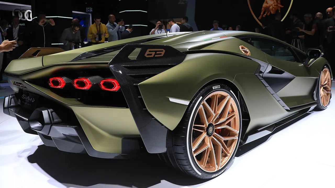 На дорожных испытаниях заметили новый суперкар от Lamborghini
