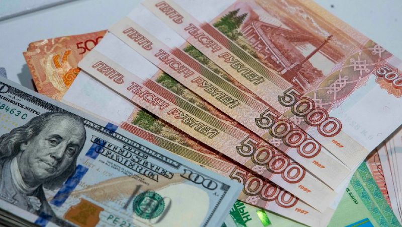 В Узбекистане подорожали доллар и рубль