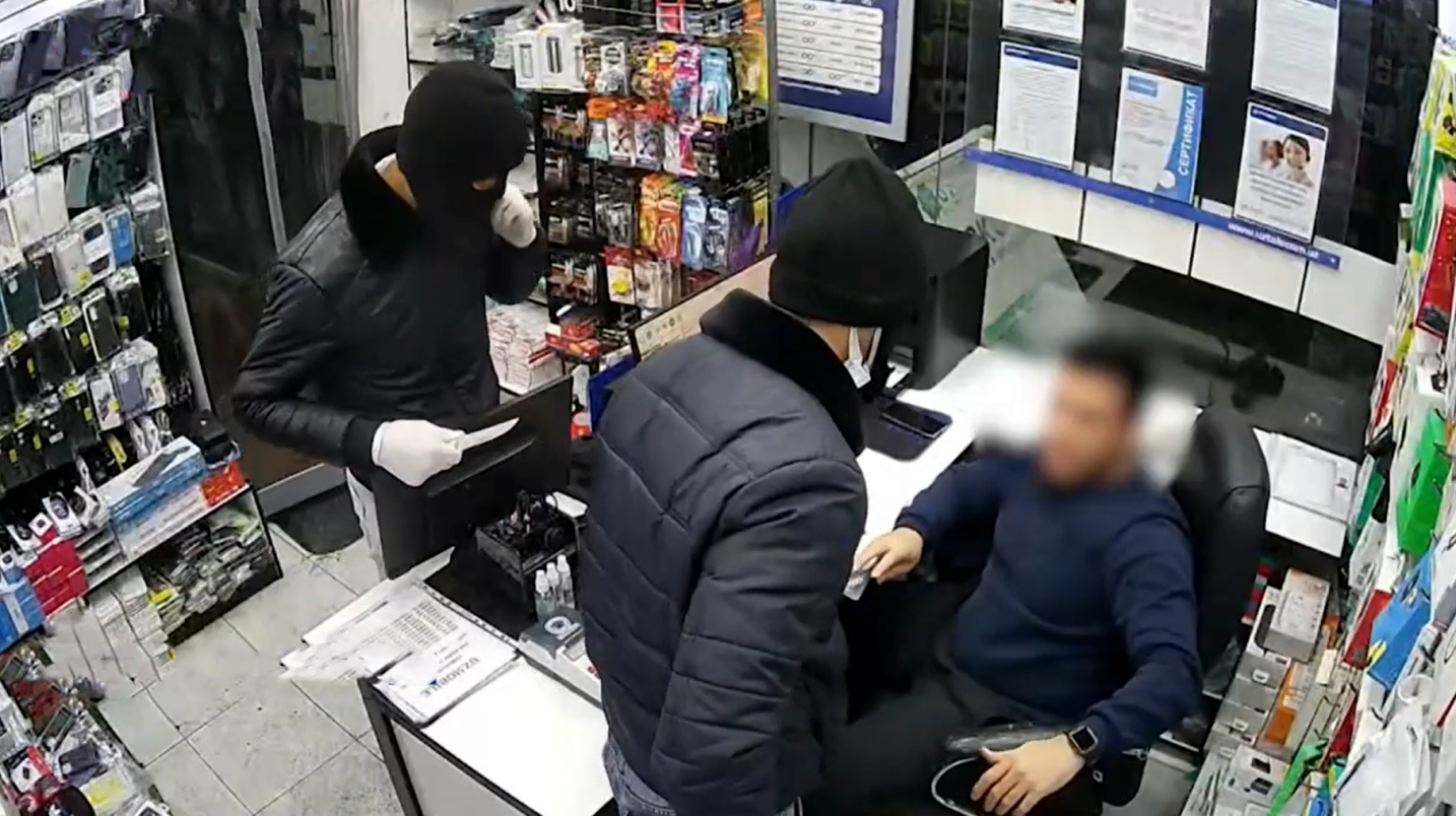 В Ташкенте двое парней в масках пытались ограбить магазин (видео)