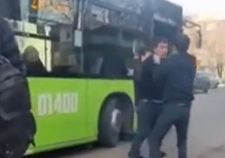 В Ташкенте арестовали водителей автобусов, устроивших драку (видео)