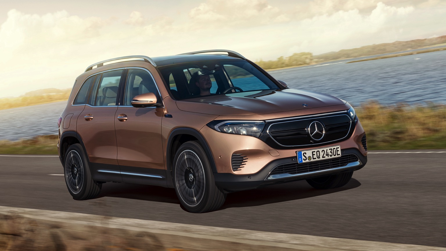 В сети показали интерьер нового Mercedes EQB